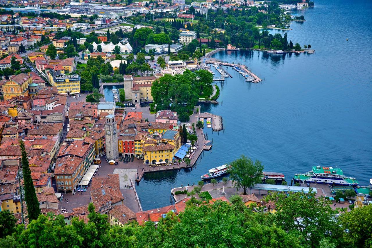 Lella Apartment Front Beach Garda Lake - Happy Rentals Sirmione Exterior photo